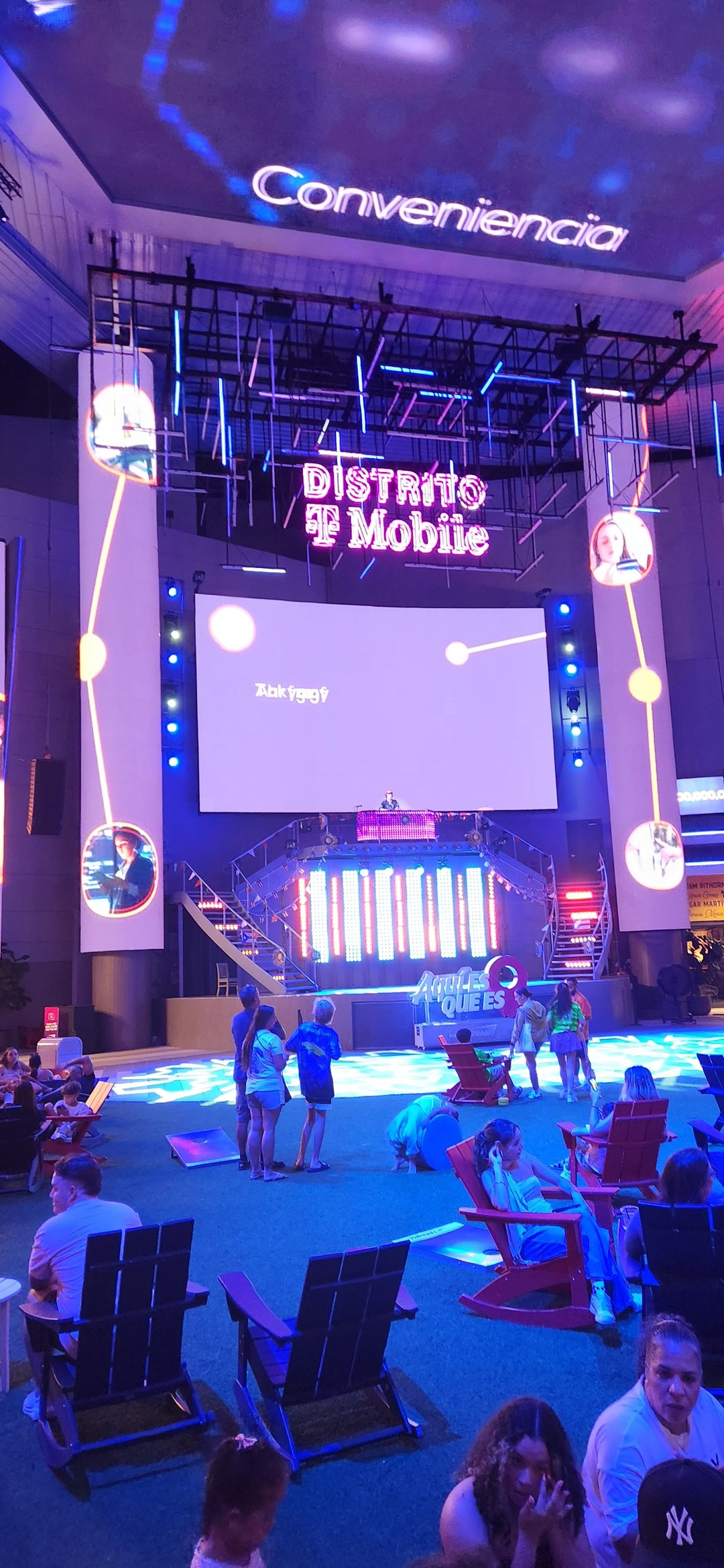 Distrito T-Mobile immersive brand activation space